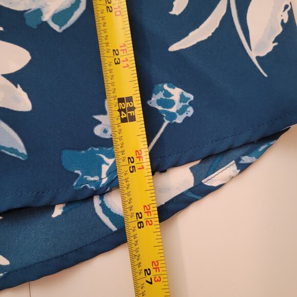41 Hawthorn Blue White Floral Blouse Size Med Polyester Roll Sleeve Work Top - Picture 8 of 8